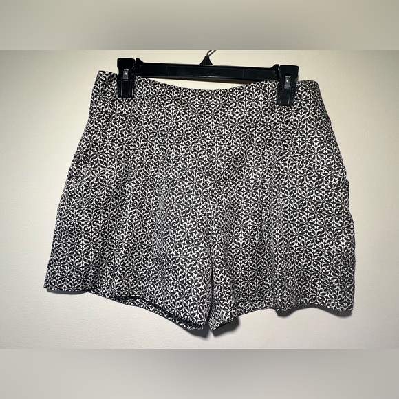 LOFT Black and White Floral Geometric Shorts Women 4 Lightweight‎ Feminine Zip - Picture 1 of 9